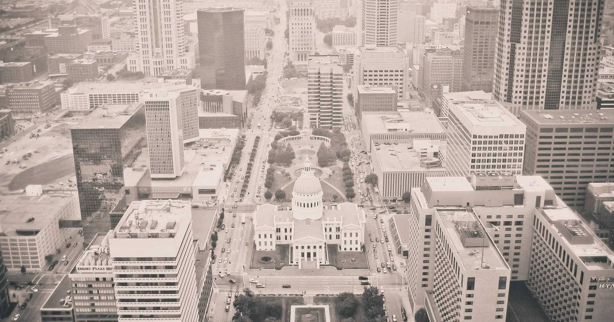 今晚媳妇带俩娃去公园玩了,我一个人在家看小说